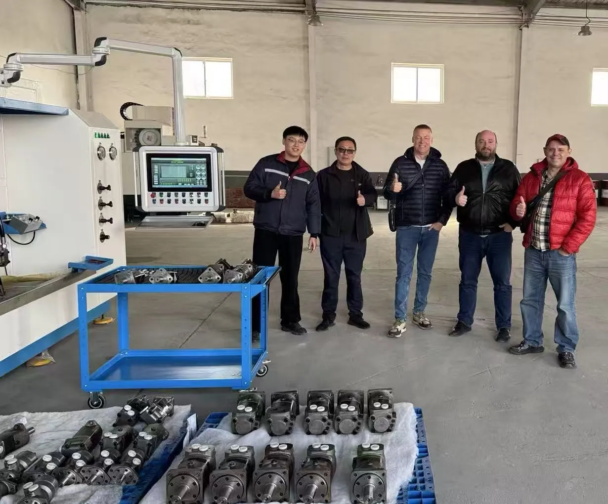 konsumén Rusia ngadatangan Yushan pabrik motor hidrolik di Qingdao pikeun inspeksi jeung bursa pintonan.